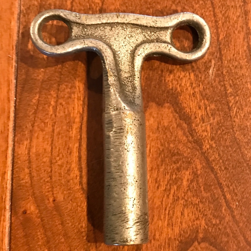VINTAGE CLOCK WINDING KEY